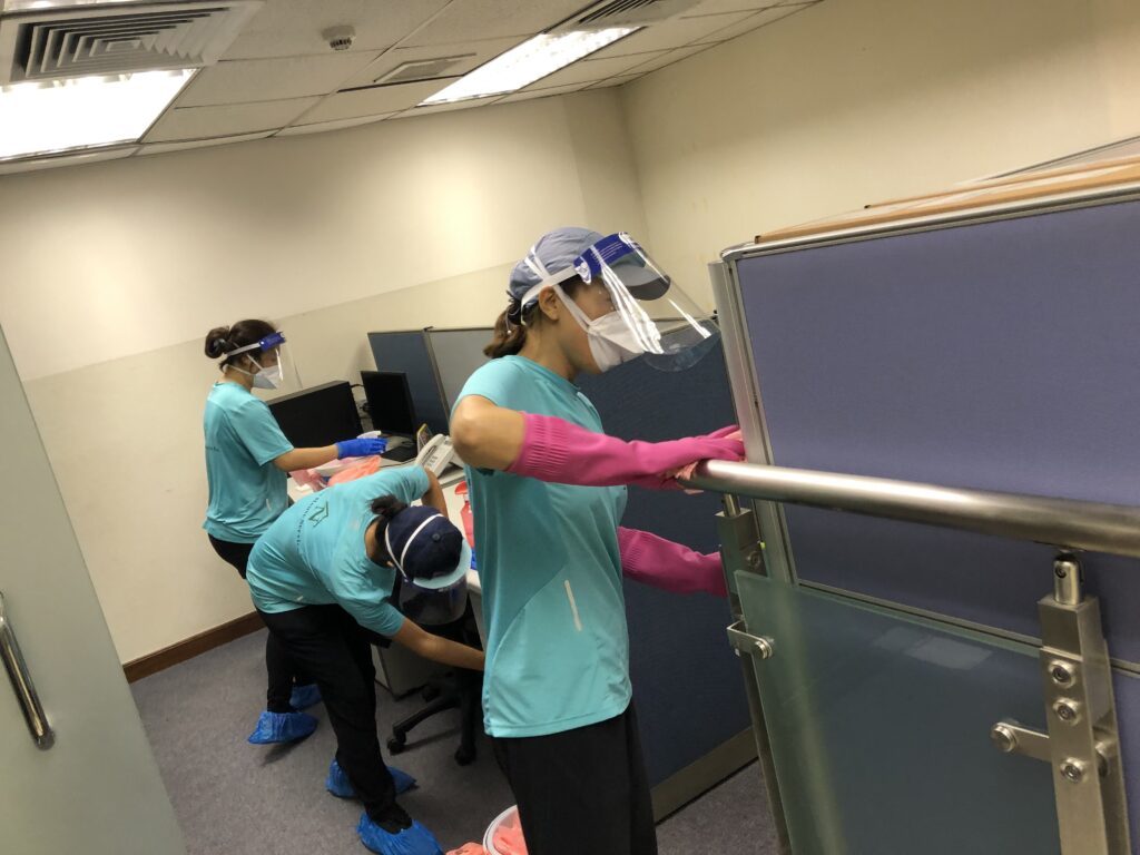 工作人員在辦公室隔間環境內進行專業除甲醛服務