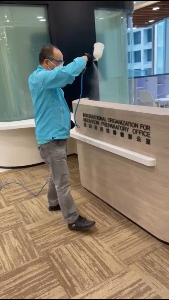 工作人員在教室內進行除甲醛噴霧處理