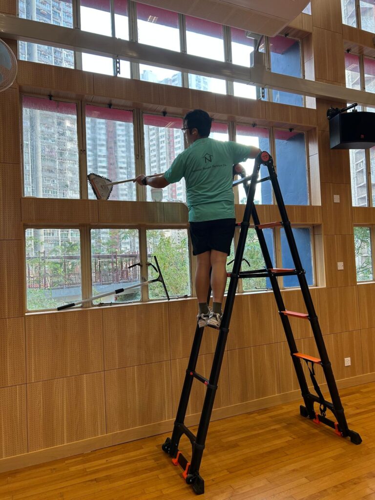 學校清潔服務, 高空清潔作業