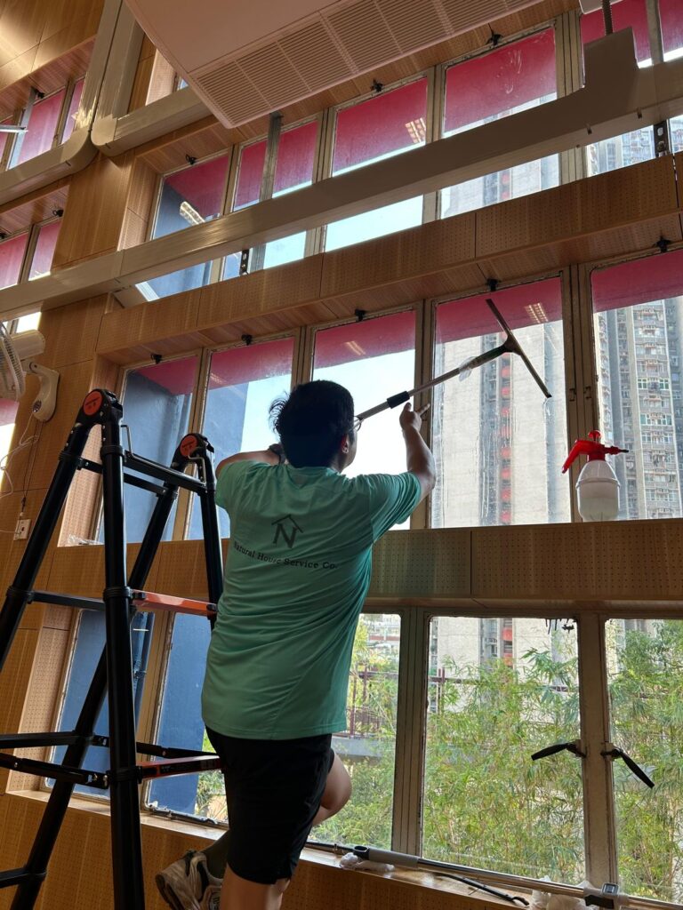 學校清潔服務, 高空清潔作業