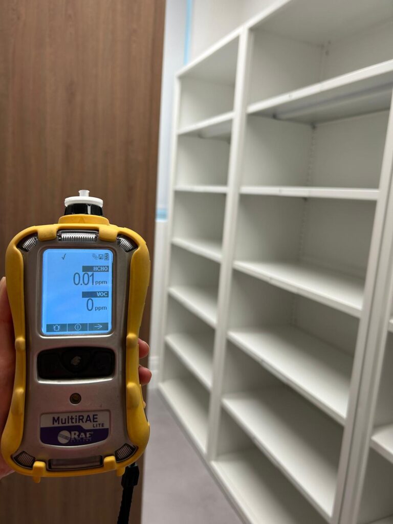 室內除甲醛工程後檢測，甲醛檢測儀測量櫃體空間空氣品質 0ppm