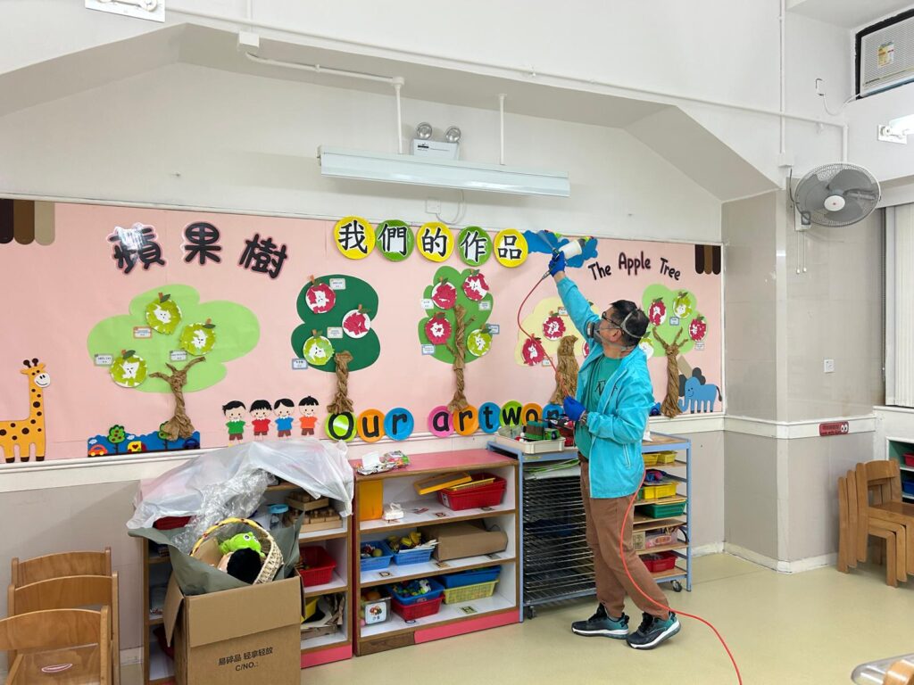 專業人員在幼稚園教室進行除甲醛噴塗作業，使用環保分解劑治理室內裝修異味。