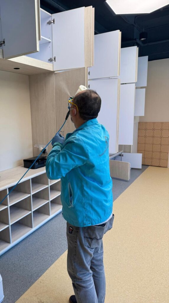 專業人員在幼稚園教室進行除甲醛噴塗作業，使用環保分解劑治理室內裝修異味。