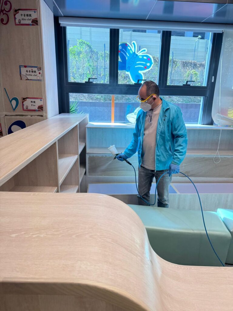 專業人員在幼稚園教室進行除甲醛噴塗作業，使用環保分解劑治理室內裝修異味。